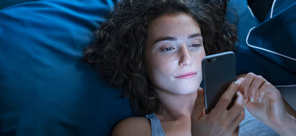 Luce blu emessa dagli schermi: quali sono gli effetti su occhi e sonno? Come è possibile proteggersi?