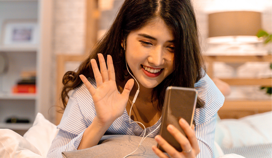 Social Media e luce blu: come lo scrolling serale influenza il nostro sonno