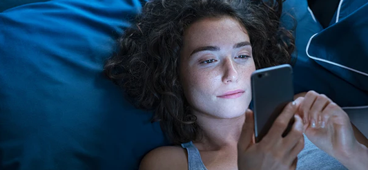 Luce blu emessa dagli schermi: quali sono gli effetti su occhi e sonno? Come è possibile proteggersi?